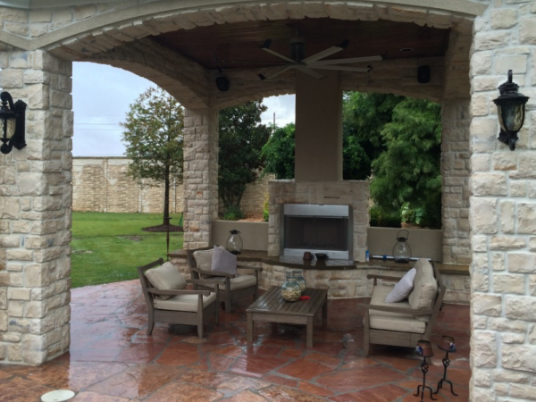 Cafe dengan area duduk yang dilengkapi dengan perapian